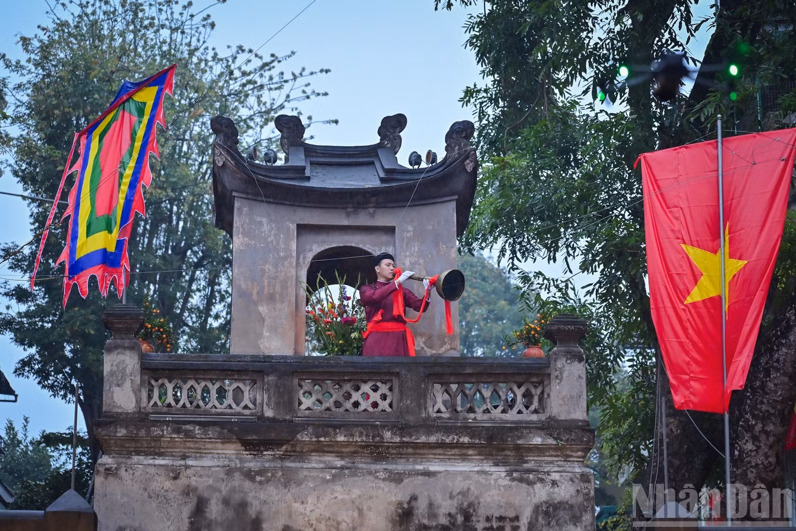 The announcement calling for the opening of O Quan Chuong Gate echoed through the air.