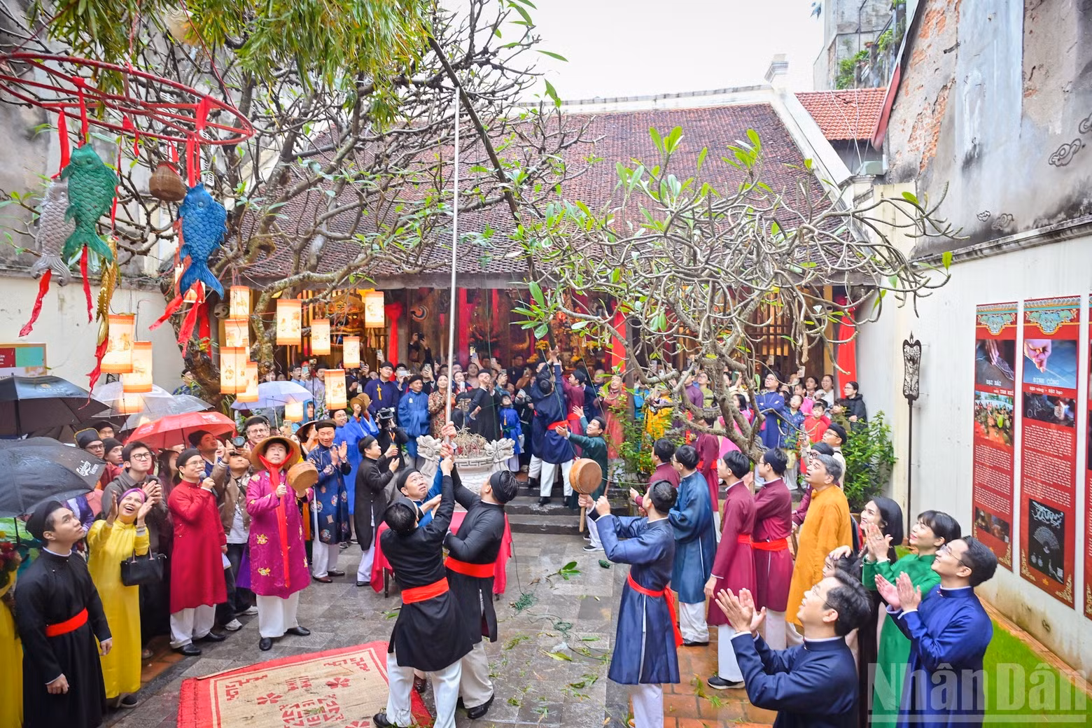 The Cay Neu (Neu pole) erecting ceremony at Kim Ngan Communal House was chosen as a key highlight, reflecting the depth of belief and traditional Tet customs closely associated with the ancient communal house of the craft streets in Ha Noi Old Quarter.
