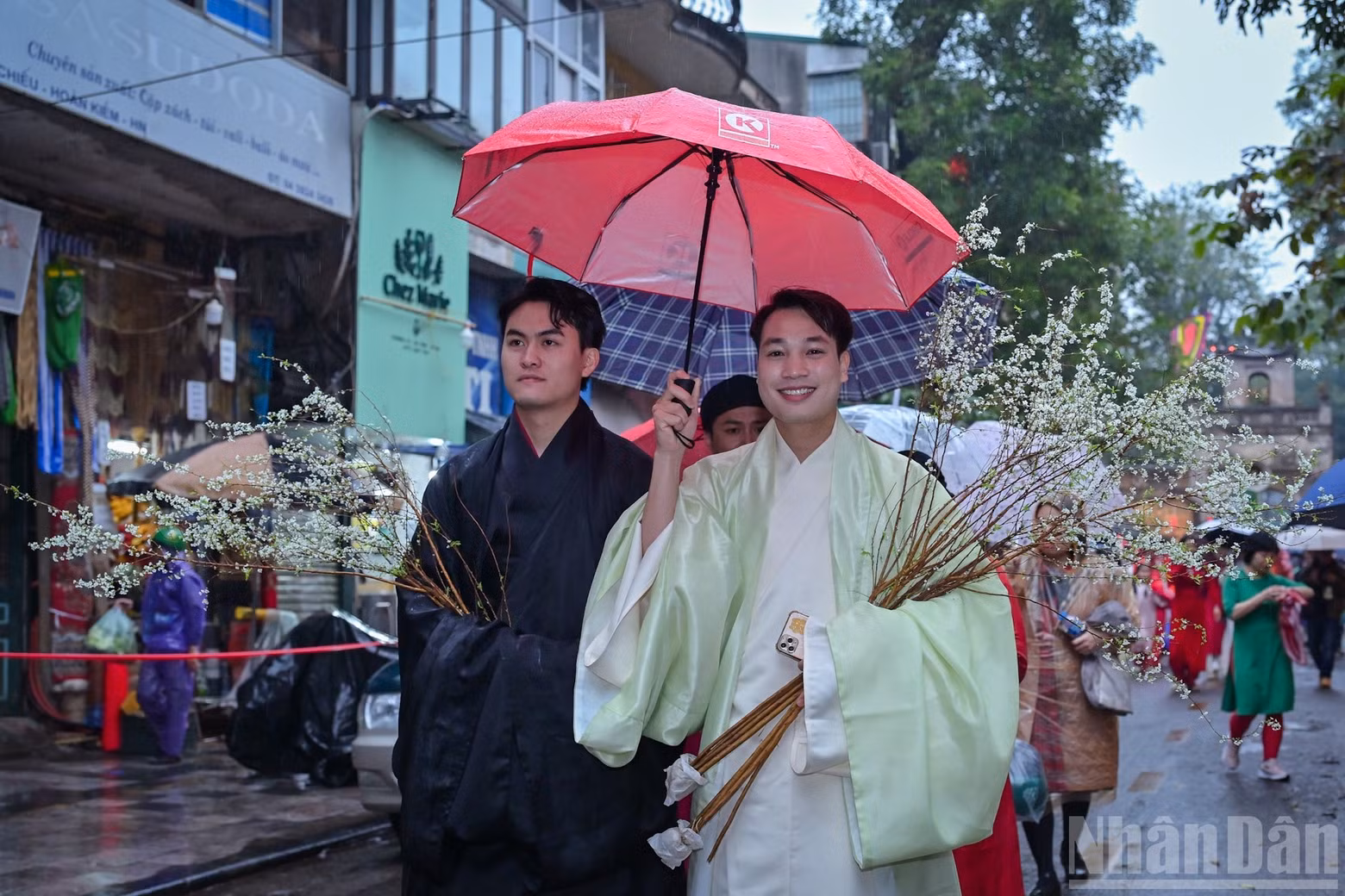 Young people joyfully immerse themselves in the atmosphere of traditional Tet within the heritage setting.