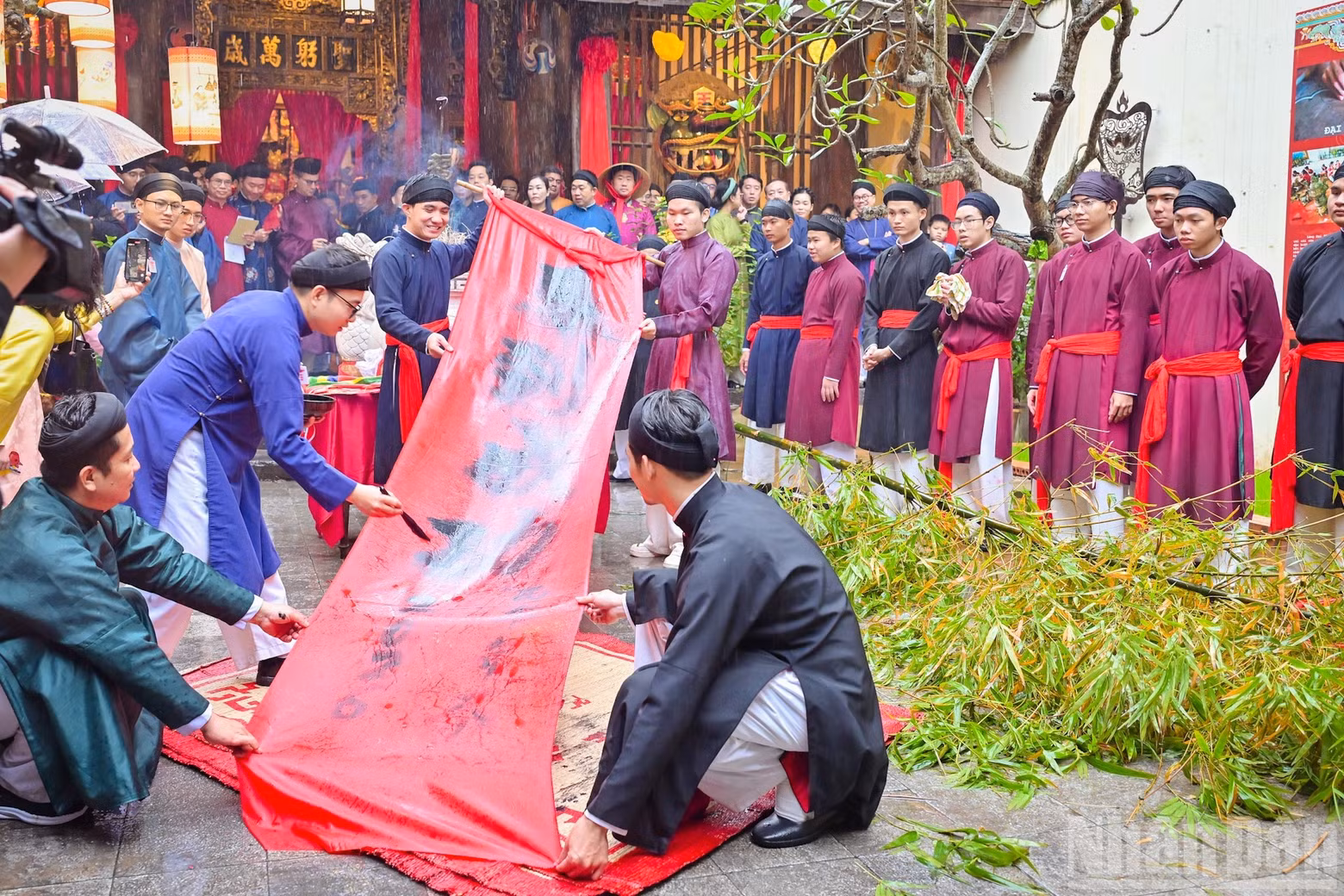 The phrase “Ma Dao Thanh Cong” (wishing swift success) written in Chinese characters.