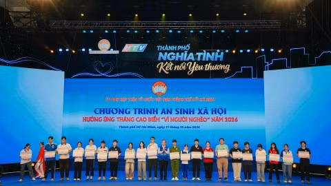 Nguyen Phuoc Loc presents Nguyen Huu Tho scholarships to disadvantaged pupils and students. (Photo: Organising Committee)