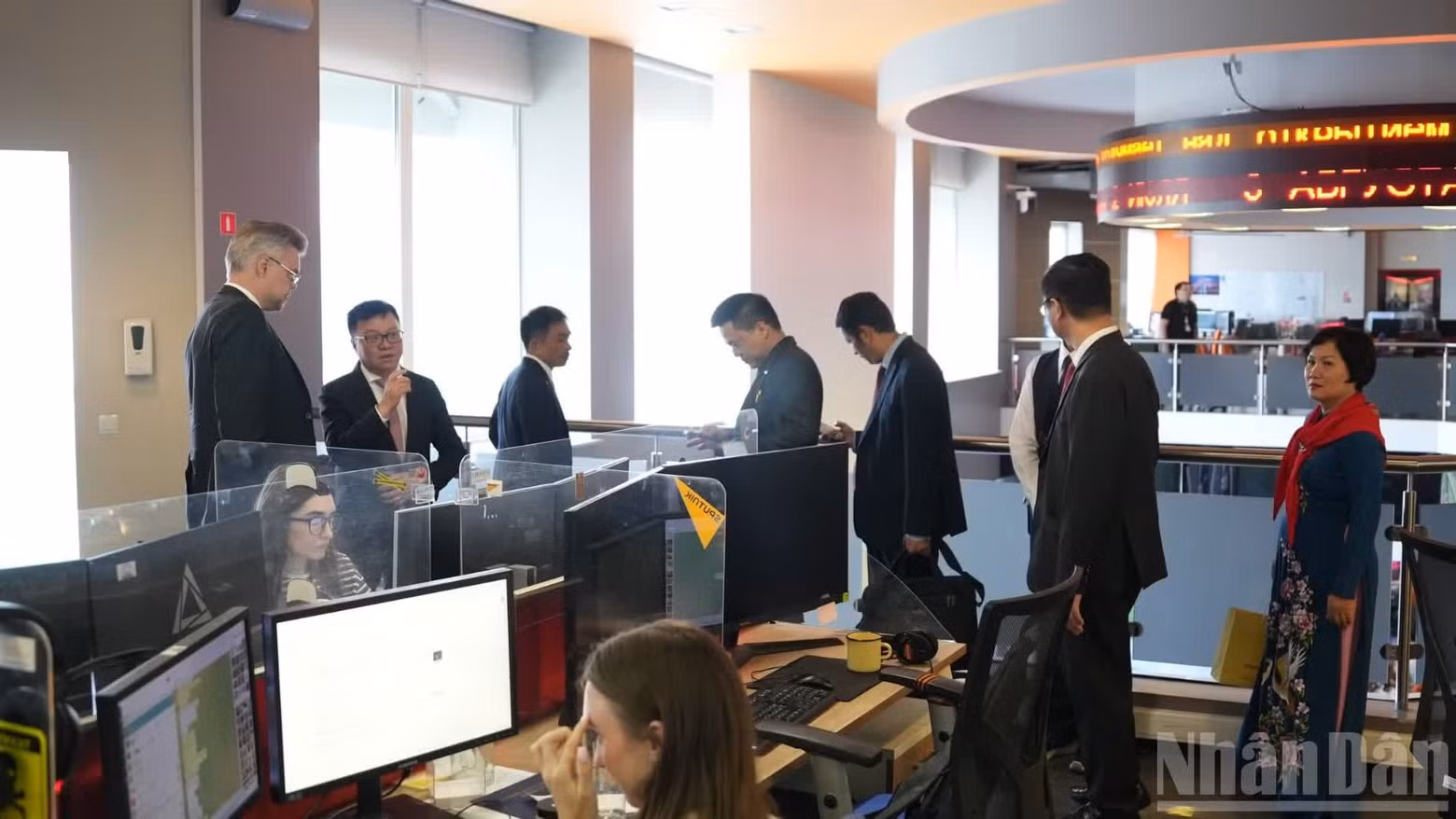 The Nhan Dan Newspaper delegation tours the newsroom. (Photo: THANH THE)