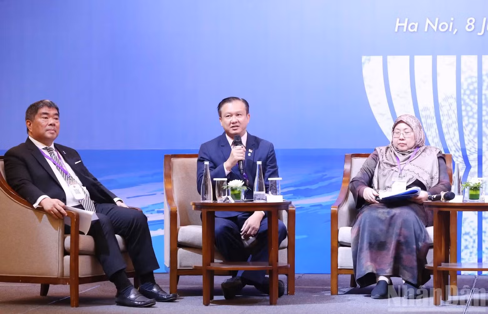 Lee Hong Chuang, Member of Parliament and representative of Singapore’s People’s Action Party (PAP), speaks at the discussion. (Photo: TRAN HAI)