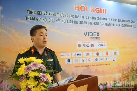 Colonel Mai Quoc Truong, Deputy Chief of Staff of the General Department of Defence Industry, reports on the organisation of the fair.