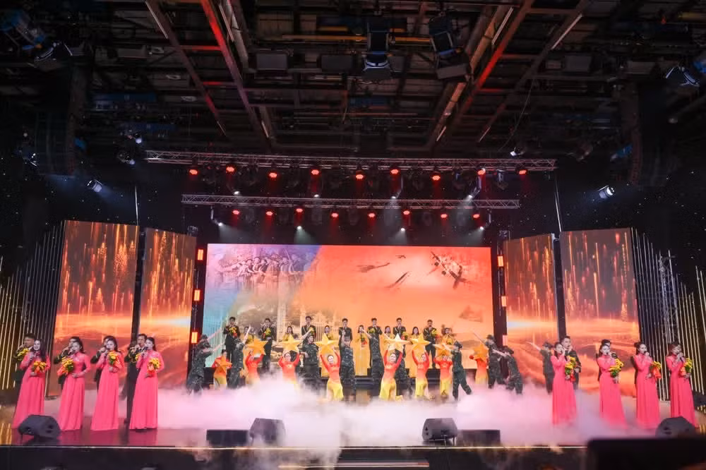 The programme also featured artistic performances praising the Party, President Ho Chi Minh, the homeland, and the country, performed by artists and actors from the Military Music and Dance Theatre.
