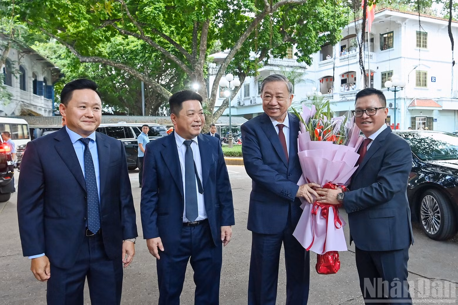 Editor-in-Chief of Nhan Dan newspaper Le Quoc Minh, together with the Deputy Editors-in-Chief, welcomes Party General Secretary To Lam to the launching ceremony.