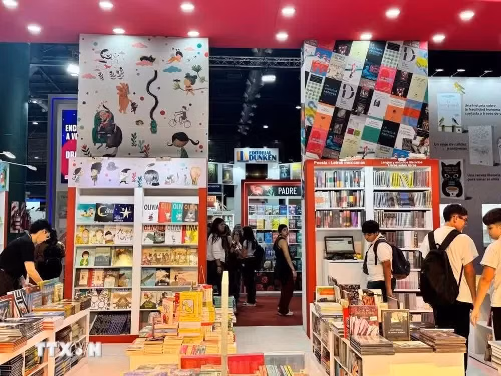 The fair spans a wide range of genres, from children’s books to political and scientific publications. (Photo: Dieu Huong/VNA)