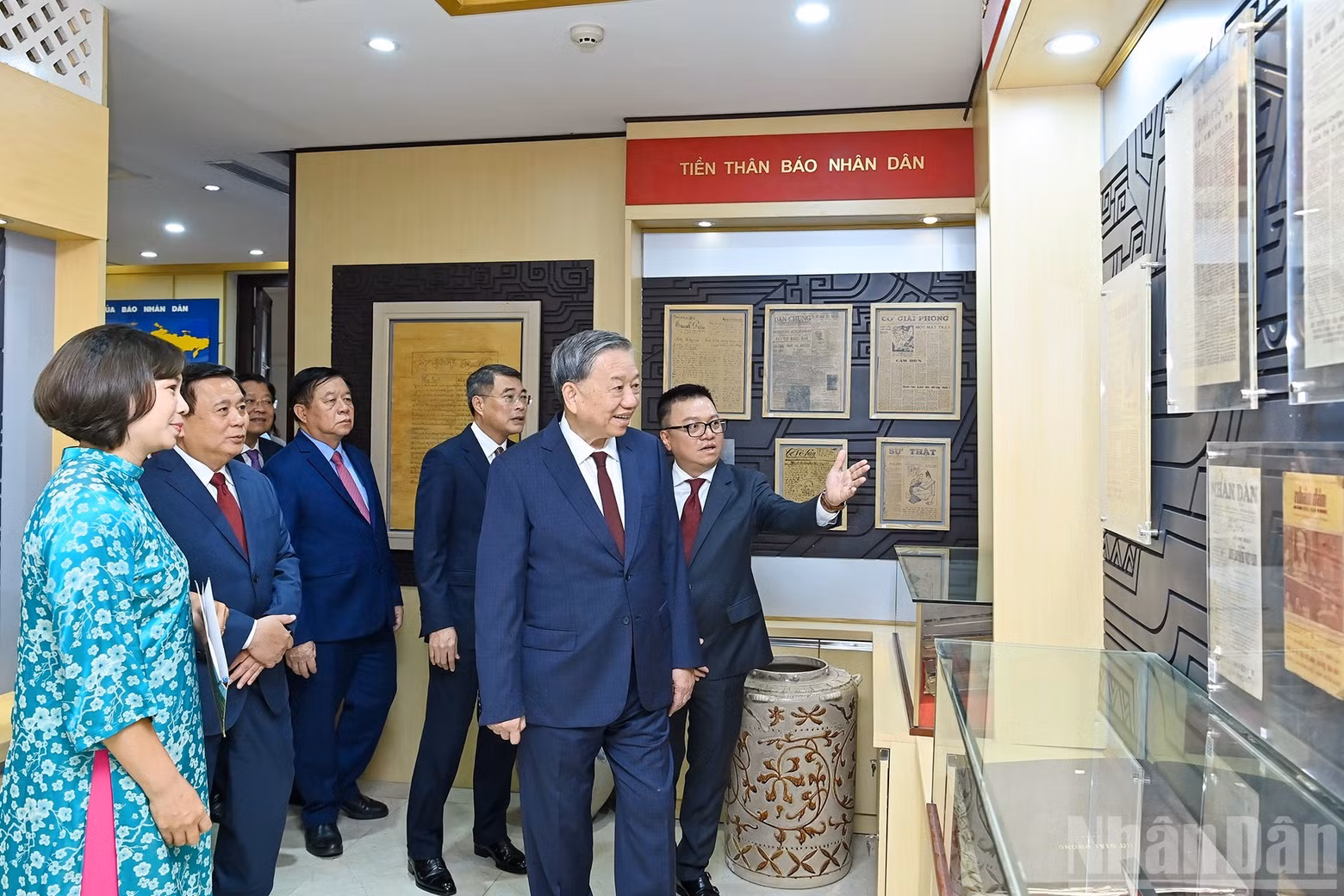 Party General Secretary To Lam and delegates listen to an introduction on the history of Nhan Dan newspaper at the Traditional Room.