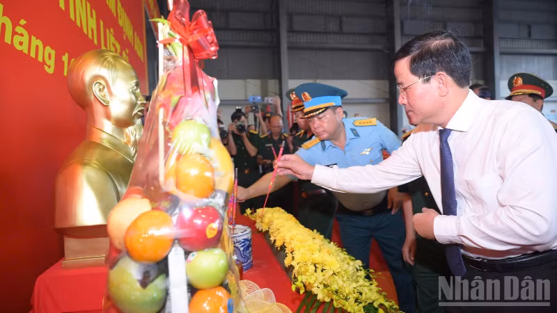 Deputy Secretary of the Can Tho City Party Committee Tran Van Huyen pays tribute to fallen heroes and martyrs before the samples of martyrs’ remains are transported and handed over for DNA testing. (Photo: HUU TAI)