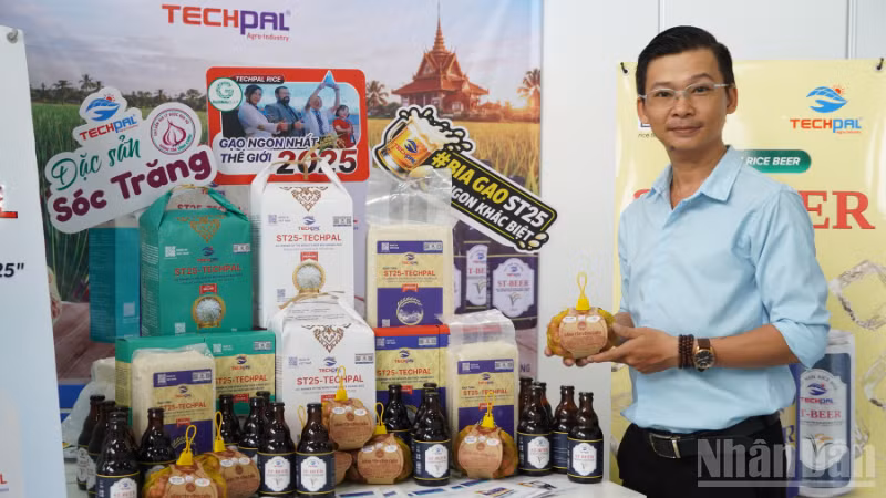 Businesses showcase OCOP products and high-tech agricultural products at the Can Tho Technology Exchange. (Photo: VAN UT)