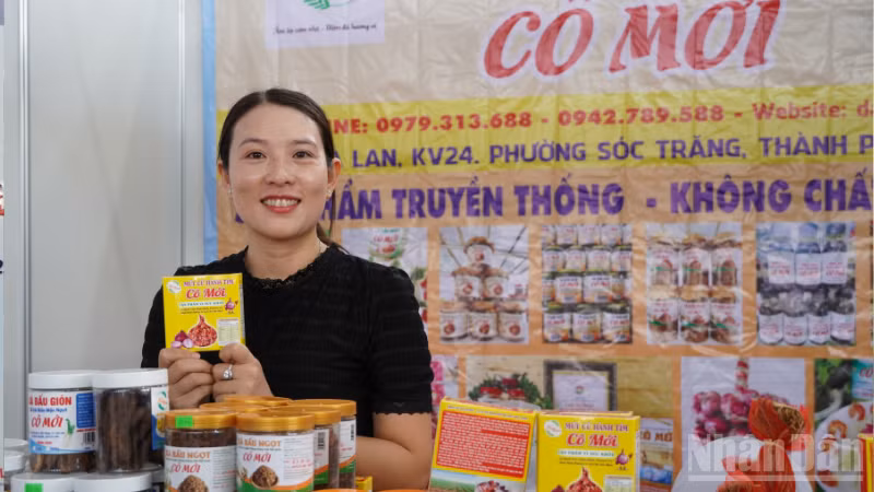 Key agricultural products and OCOP products are gradually being standardised through identification numbers, barcodes, electronic labels, and digital platforms. (Photo: VAN UT)