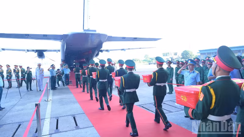 The armed forces of Military Region 9 transport samples of martyrs’ remains by military aircraft. (Photo: HUU TAI)