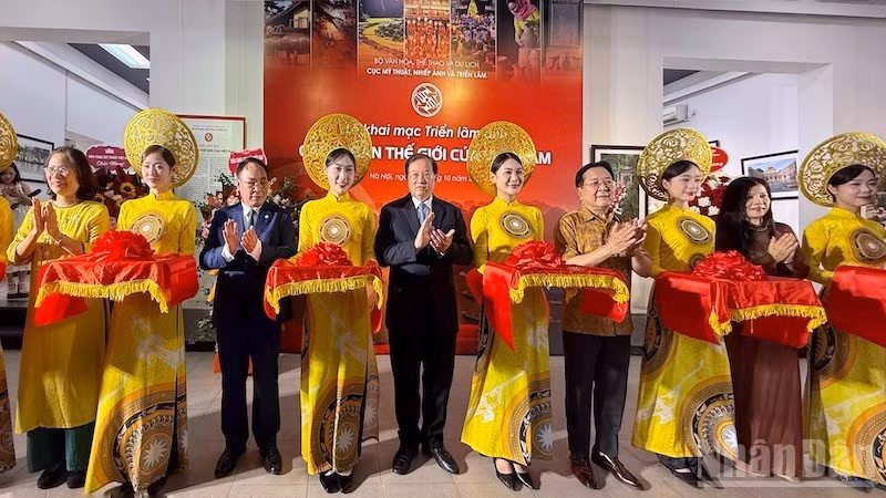 Delegates perform the ribbon-cutting ceremony to officially open the exhibition.
