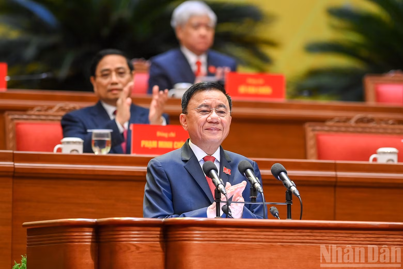 Politburo member and Permanent Member of the Party Central Committee's Secretariat Tran Cam Tu presents the Presidium’s report on the review and explanation of delegates’ comments on the draft documents and on the report reviewing the leadership and direction of the 13th Party Central Committee submitted to the 14th Congress.