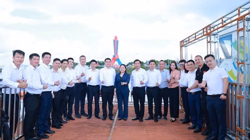 Delegates from the two sides pose for a commemorative photograph. (Photo: QUANG THO)