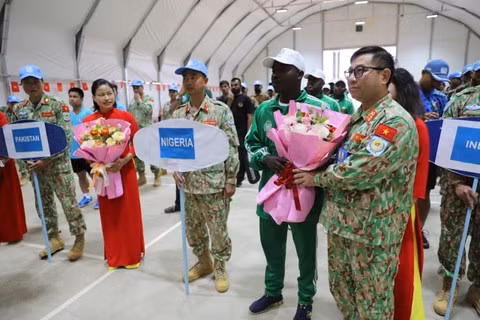 Colonel Nguyen Xuan Thanh, Commander of Viet Nam’s peacekeeping force at UNISFA and Team Leader of Engineering Company Rotation 5, presents flowers to the participating teams. (Photo: Viet Nam Department of Peacekeeping Operations)