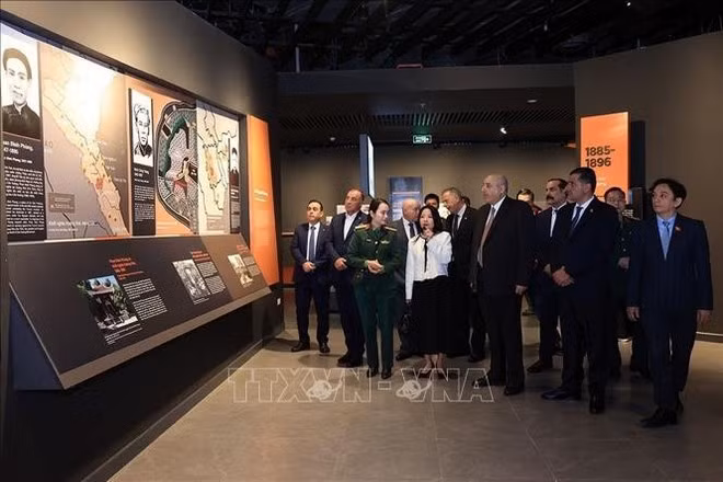 The Speaker and his entourage tour the museum. (Photo: VNA)
