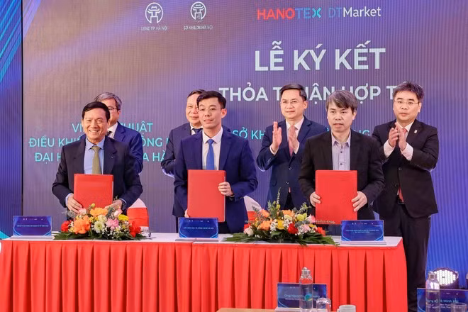 The Ha Noi Department of Science and Technology signs a cooperation agreement on sci-tech research and development with the Institute of Control Engineering and Automation (Ha Noi University of Science and Technology) and Hiep Hoa Automobile Group. (Photo: VNA)