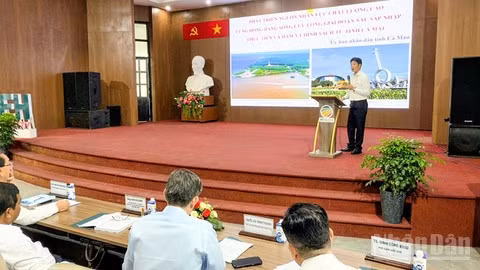 Speakers put forward proposals for developing a high-quality workforce. (Photo: BA DUNG)
