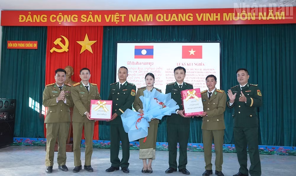 Xiengkhor District Police in Houaphanh Province, Laos, presents a gift to Chieng On Border Guard Station. (Photo: PHAN THAO)