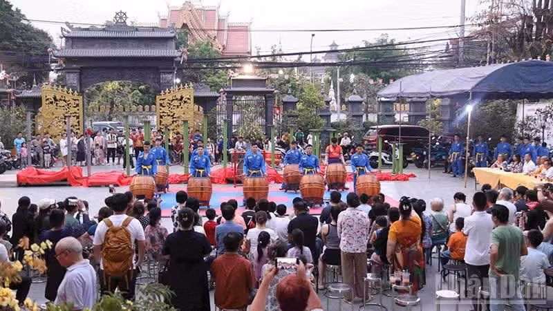 The programme opened with an impressive traditional drum performance. (Photo: Duy Toan)
