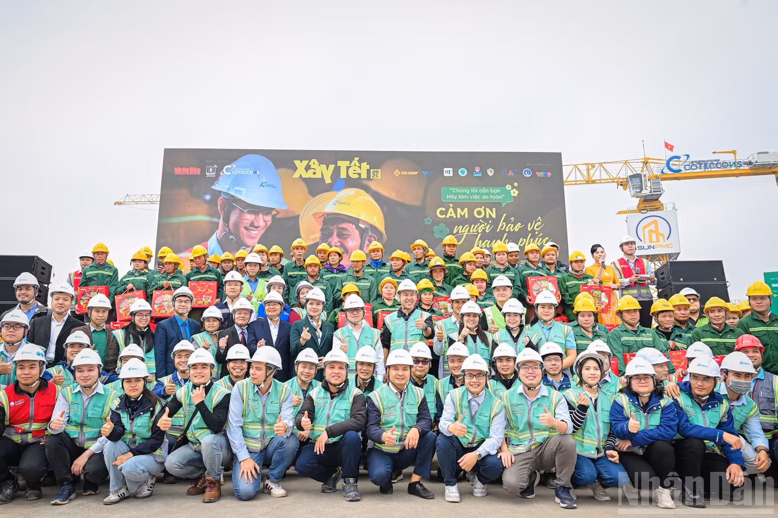 Leaders take commemorative photos with workers at the event.