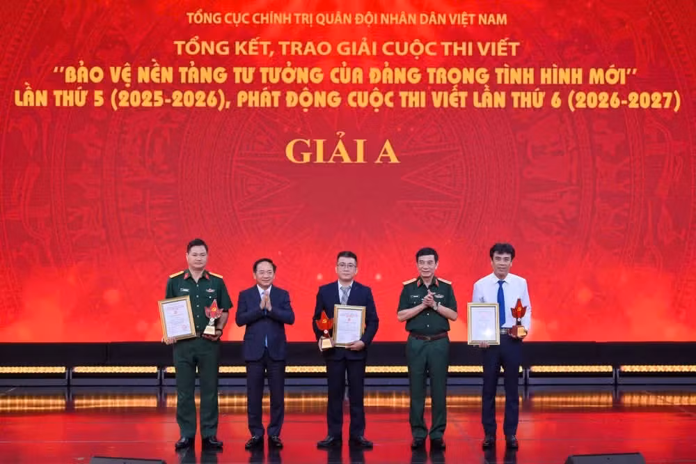 General Phan Van Giang, Deputy Secretary of the Central Military Commission, Deputy Prime Minister, and Minister of National Defence; and General Trinh Van Quyet, Secretary of the Party Central Committee and head of the committee's Commission for Information, Education and Mass Mobilisation, presented A prizes to winning author groups.