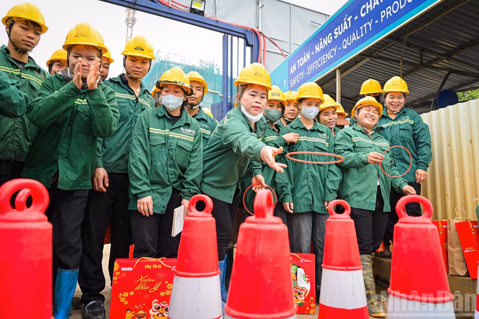 Workers participated in activities promoting a culture of occupational safety through experiential games, helping raise awareness of risk prevention such as working-at-height safety, fire and explosion prevention, electrical safety, and the safe operation of machinery and equipment.