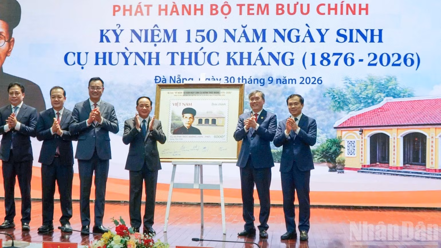Delegates attend the ceremony to issue the commemorative postage stamp set marking the 150th birth anniversary of Huynh Thuc Khang. (Photo: CONG VINH)