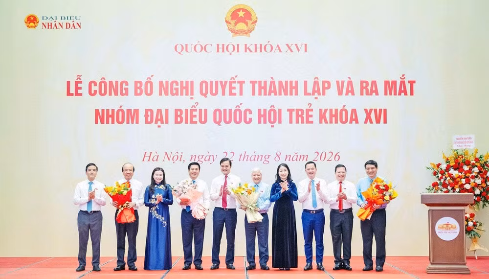 The Standing Board and members of the 16th-tenure Young National Assembly Deputies’ Group present flowers to National Assembly leaders and leaders of the committees attending the ceremony.