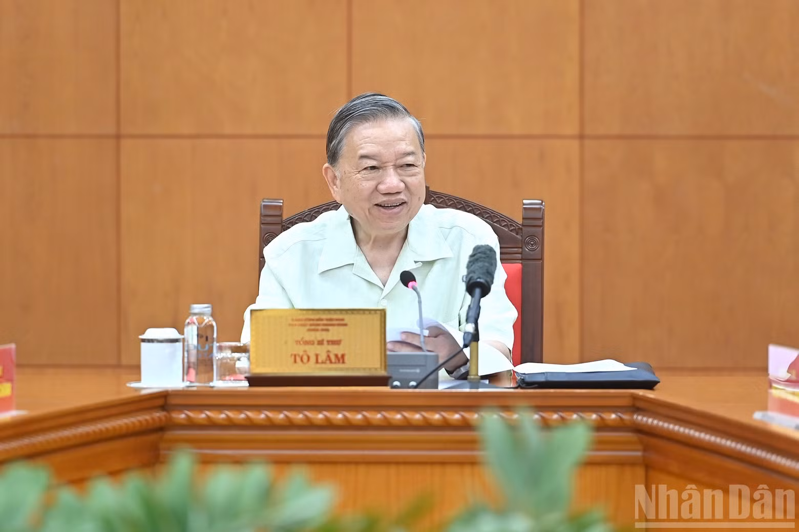 Party General Secretary To Lam delivers his instructions at the meeting with the Standing Board of the Government Party Committee.