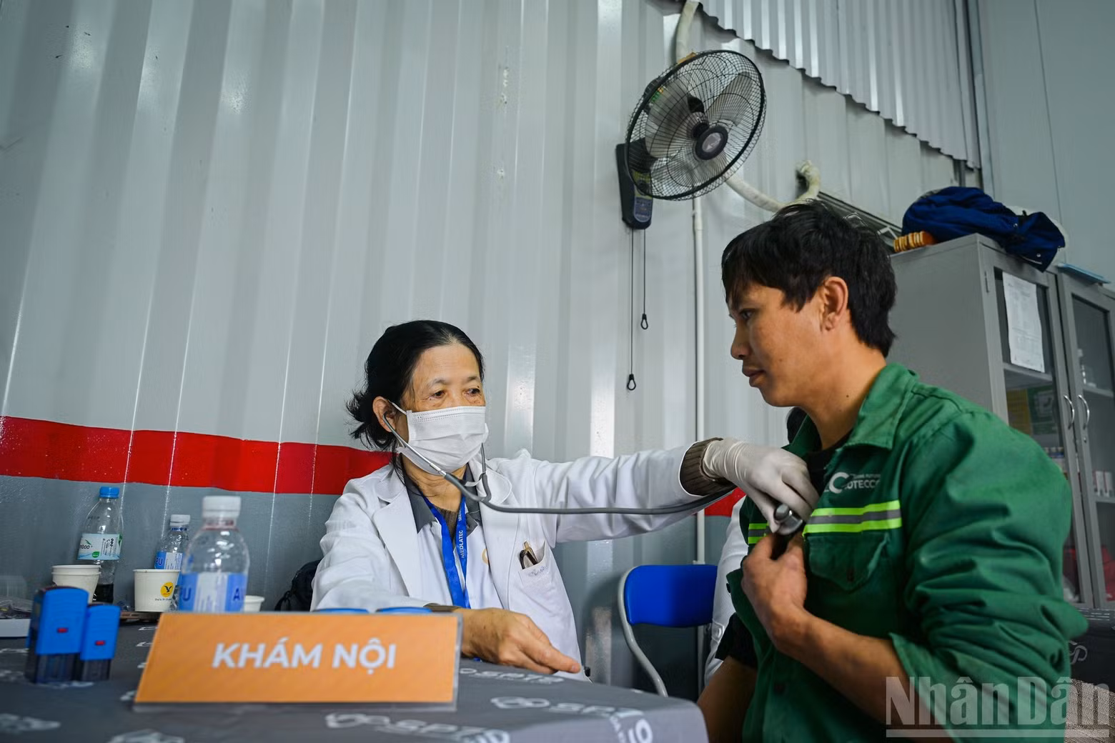 At the programme, in addition to receiving Tet gifts, workers were also able to take part in various free practical support activities, including haircuts, commemorative photo sessions, and health check-ups.