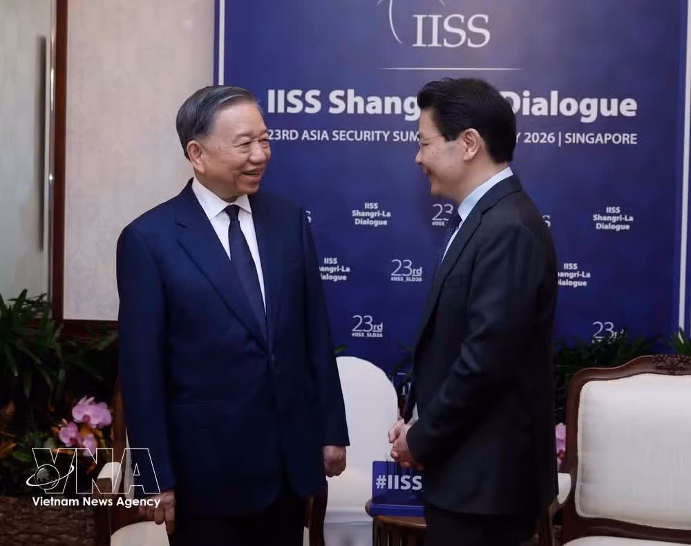 General Secretary of the Communist Party of Viet Nam Central Committee and State President To Lam (left) and Prime Minister of Singapore Lawrence Wong at the 23rd Shangri-La Dialogue (Photo: VNA)