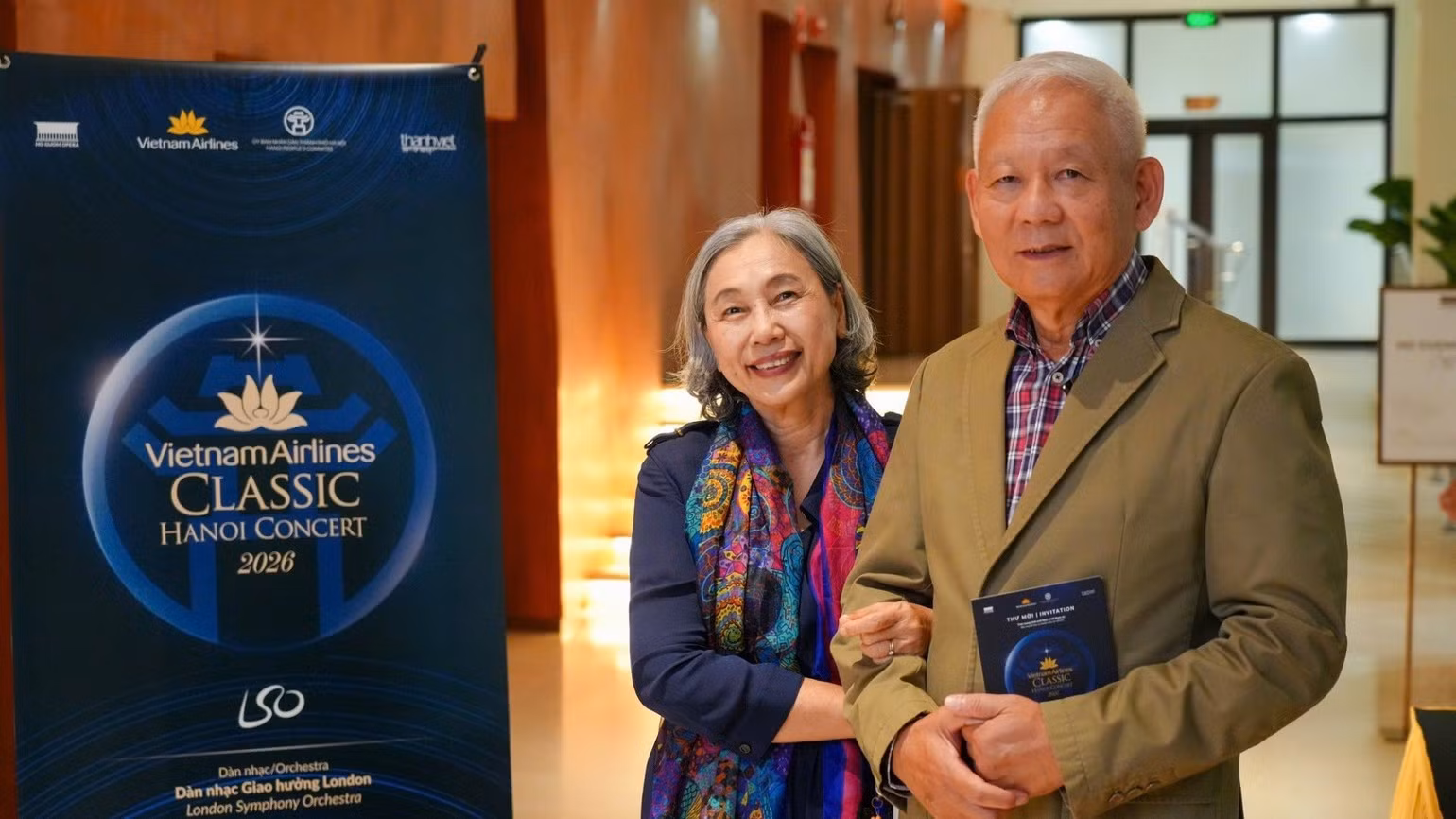 Tran Van and his wife travel from Ho Chi Minh City to Ha Noi to continue their annual rendezvous with the Viet Nam Airlines Classic-Ha Noi Concert 2026 during the most beautiful days of autumn in the capital. (Photo: VNA)