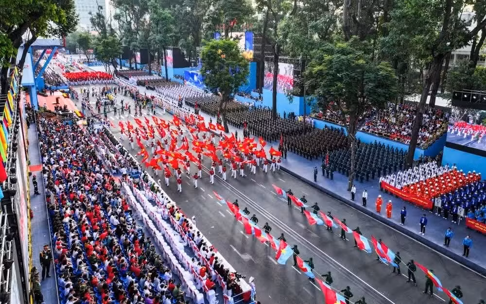 Parades and artistic performances during the rehearsal for the 50th anniversary of the Liberation of the South and National Reunification in Ho Chi Minh City (Photo: Nhan Dan Newspaper)