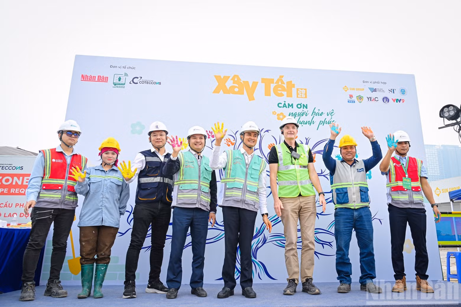 The programme features the “Safety Tree”, where engineers and workers jointly express their strong commitment to occupational safety by placing their handprints on the image.