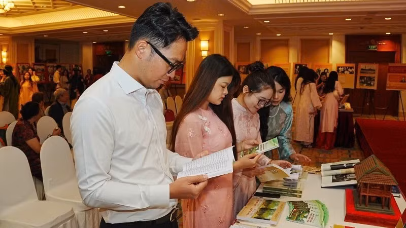 Visitors explore books published by the Presidential Palace Relic Site. (Photo: ORGANISING COMMITTEE)