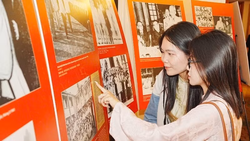 Vietnamese students studying in Yunnan visit the exhibition. (Photo: ORGANISING COMMITTEE)