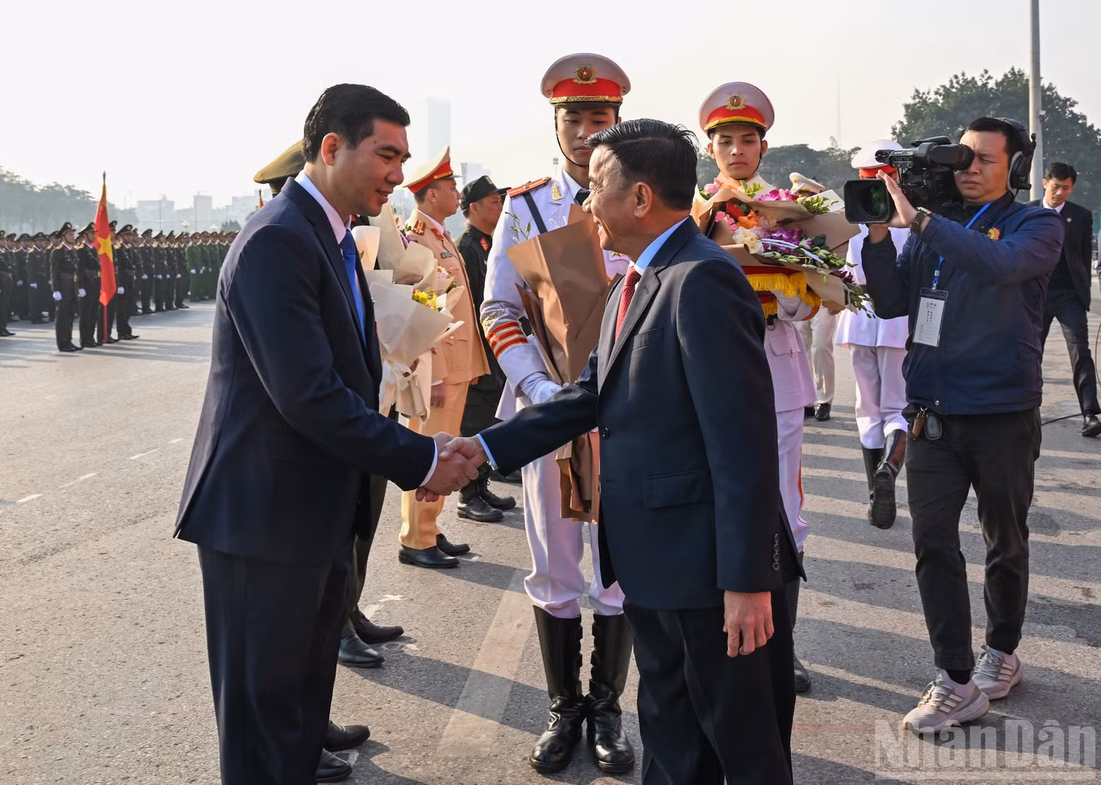 Politburo member, standing member of the Party Central Committee’s Secretariat and head of the subcommittee for the organisation of the congress Tran Cam Tu, presents flowers to the participating forces. (Photo: DUY LINH)