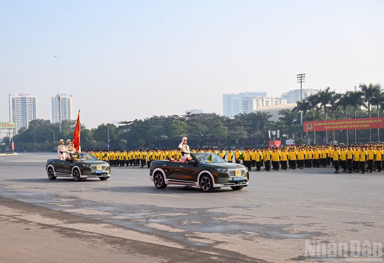 The glorious traditional flag bearing the inscription “For National Security” of the heroic People’s Public Security force, leading the formation in the ceremonial march (Photo: DUY LINH)