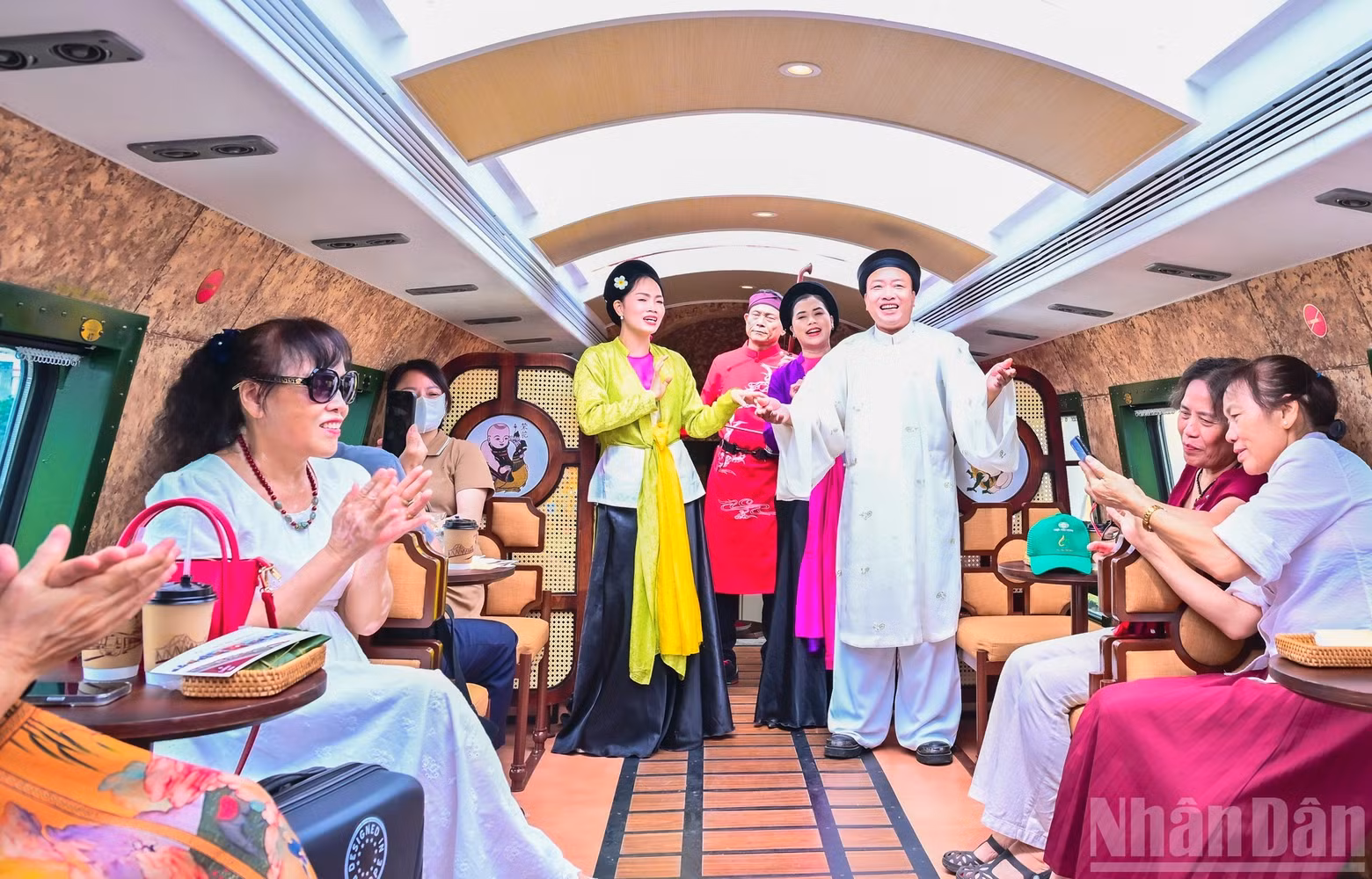 Artists performed cheo and quan ho folk songs, offering passengers a rich cultural encounter steeped in tradition.