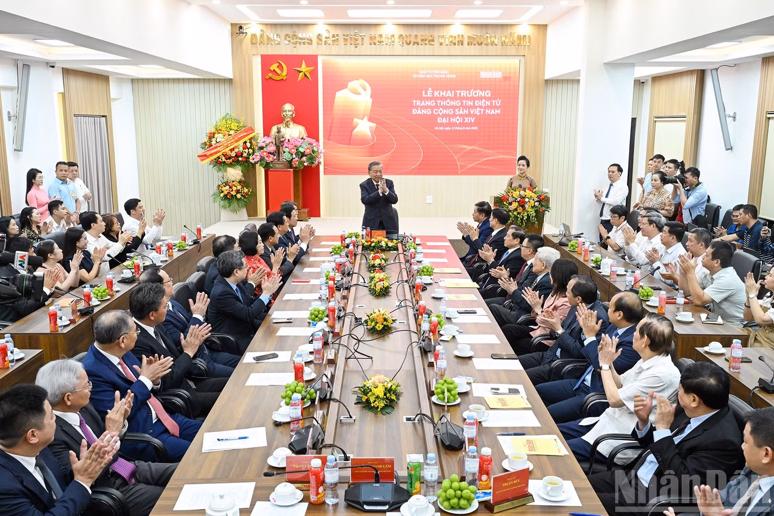 Overview of the launching ceremony for the special news website on the 14th National Party Congress at the headquarters of Nhan Dan Newspaper.