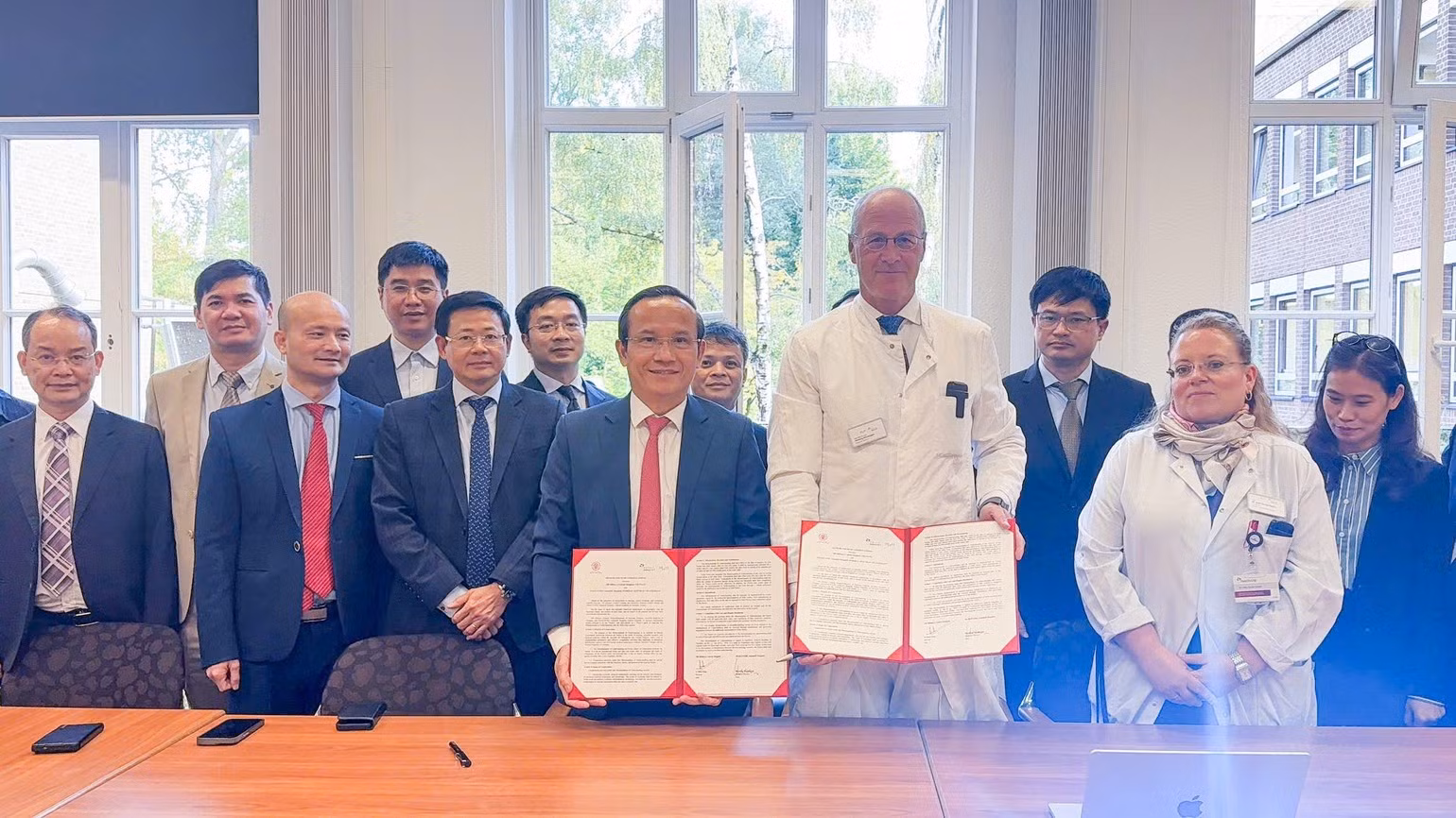 The signing ceremony of the memorandum of understanding on cooperation in orthopaedic trauma care between the 108 Military Central Hospital and DIAKOVERE Annastift Hospital.