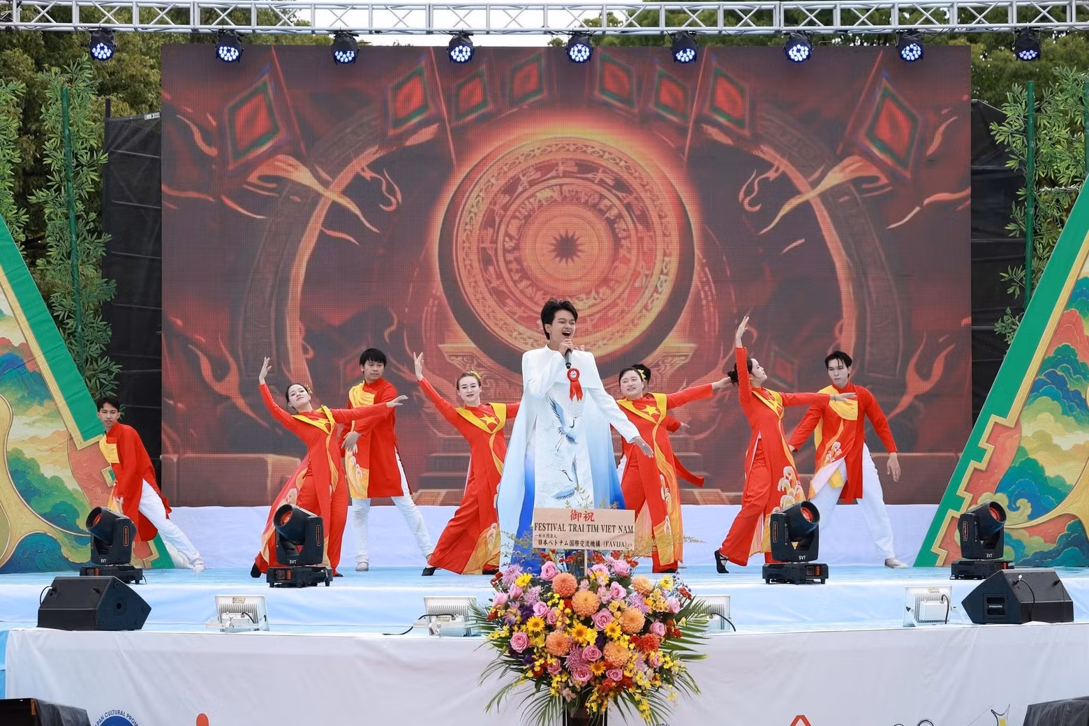Young artist Cao Phu Quy performs at the event.