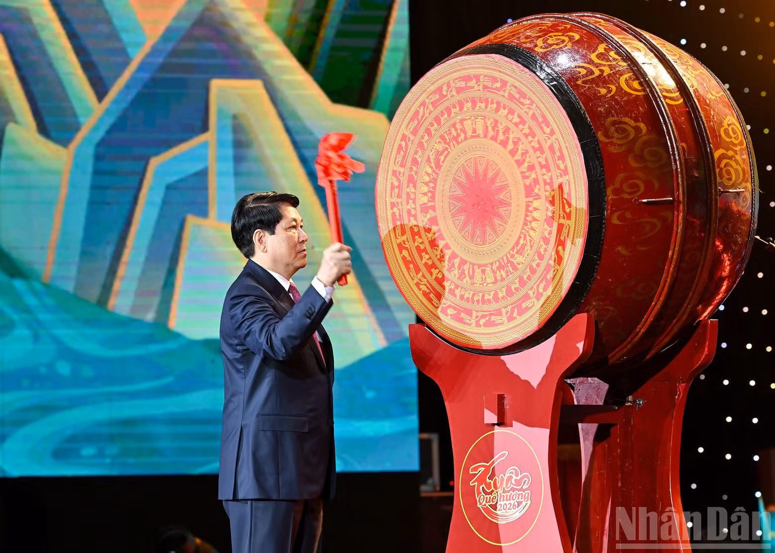 State President Luong Cuong beats the ceremonial drum to inaugurate the Lunar New Year 2026.