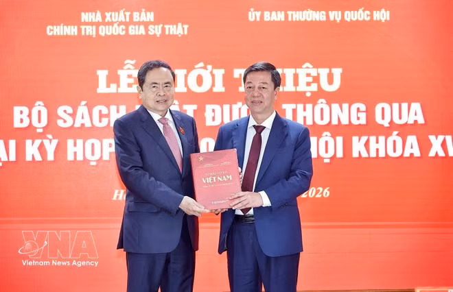 Vu Trong Lam, Director and Editor-in-Chief of the Su That National Political Publishing House, presents a book to National Assembly Chairman Tran Thanh Man. (Photo: VNA)