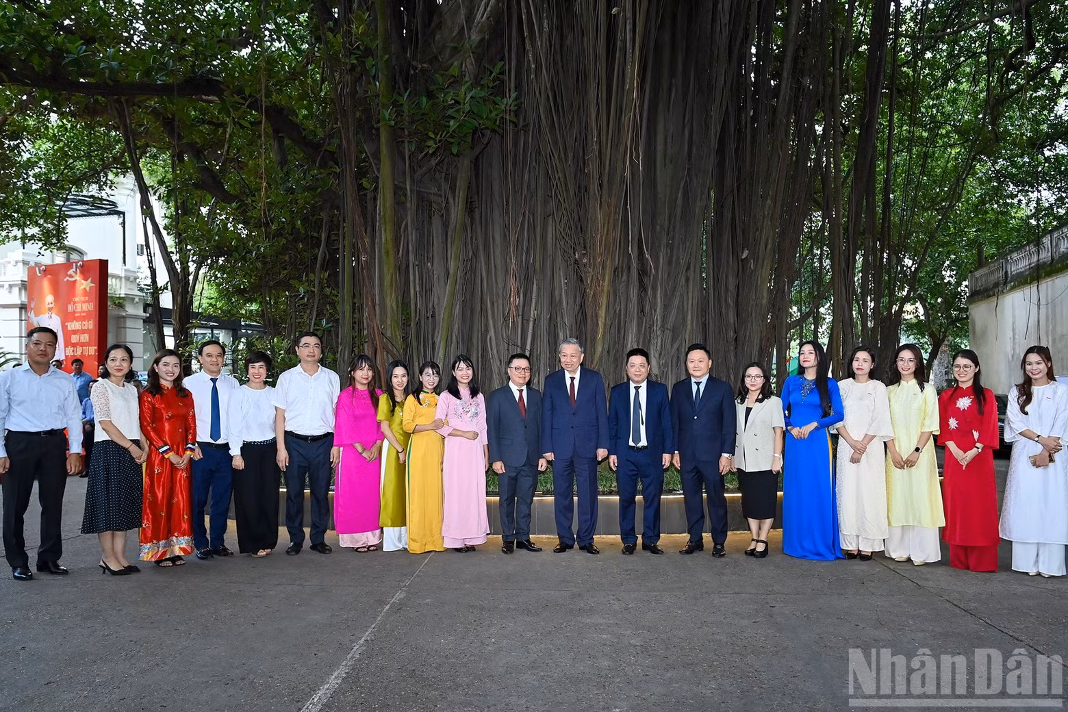 Party General Secretary To Lam with leaders, staff and journalists of Nhan Dan newspaper at the launching ceremony.