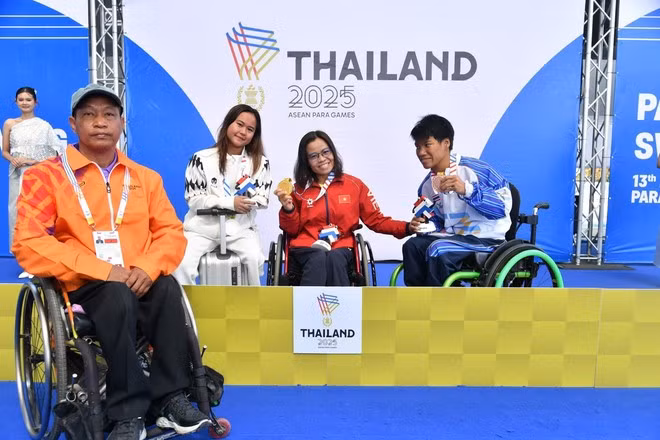 Vi Thi Hang claims her fourth gold of the Games after finishing first in the women’s S7 freestyle, clocking 37.75 seconds. (Photo: VNA)