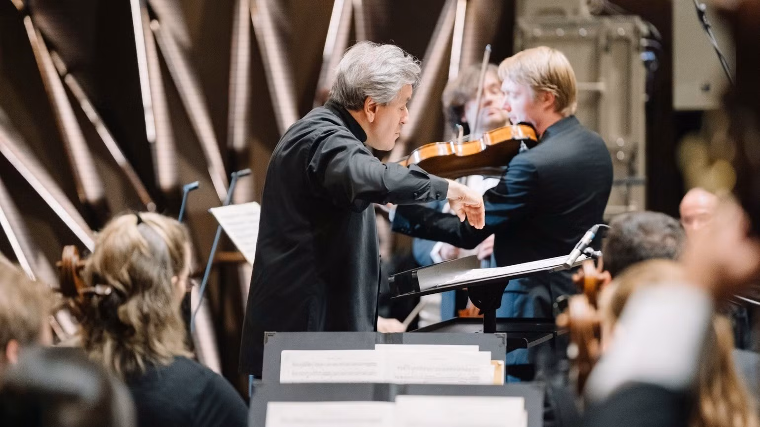This year’s concert season marks the return of legendary conductor Sir Antonio Pappano and more than 100 musicians from the LSO — one of the world’s leading symphony orchestras. (Photo: VNA)