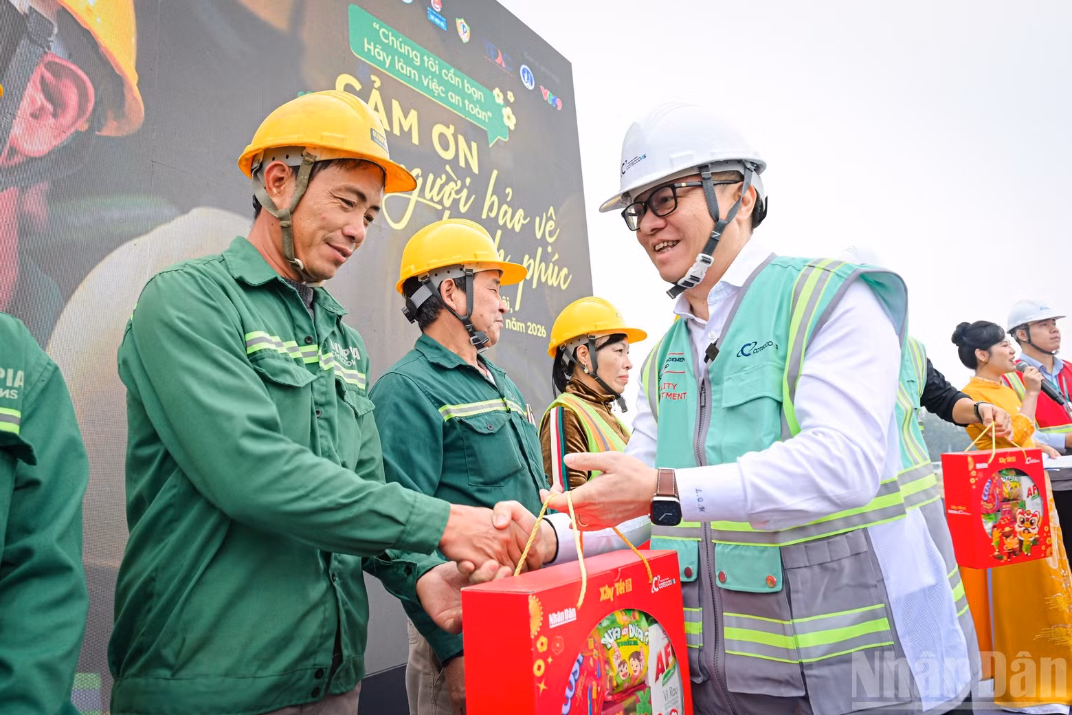 Le Quoc Minh, Editor-in-Chief of Nhan Dan Newspaper, presents gifts to workers at the programme.
